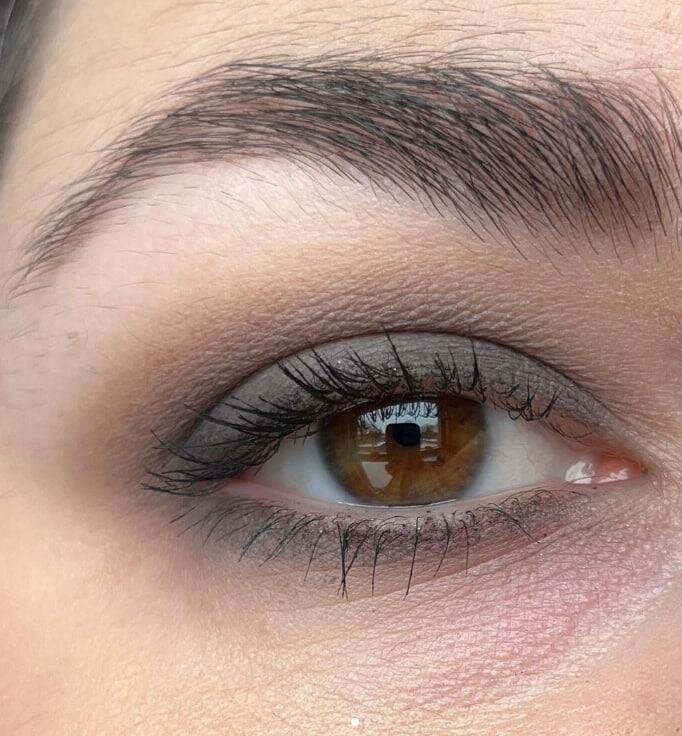 Идеальные тени для женщин после 40: секреты омолодящего макияжа