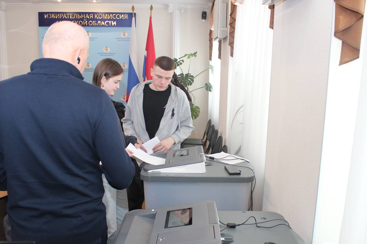 Экскурсией для первокурсников из АмГУ завершили февраль в Амуризбиркоме Экскурсией для первокурсников из АмГУ завершили февраль в Амуризбиркоме