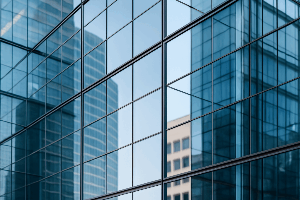 Как предотвратить разводы на стеклянном фасаде после мойки