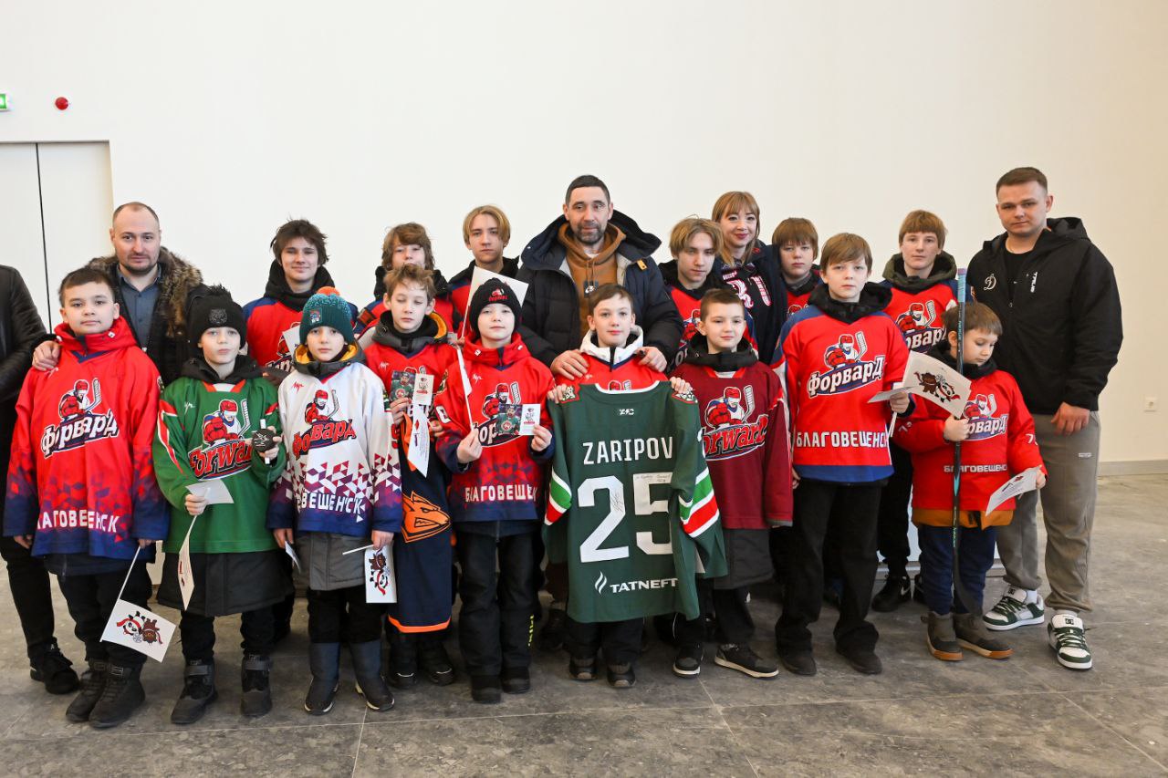 Трехкратный чемпион мира, пятикратный обладатель Кубка Гагарина Данис Зарипов в Благовещенске