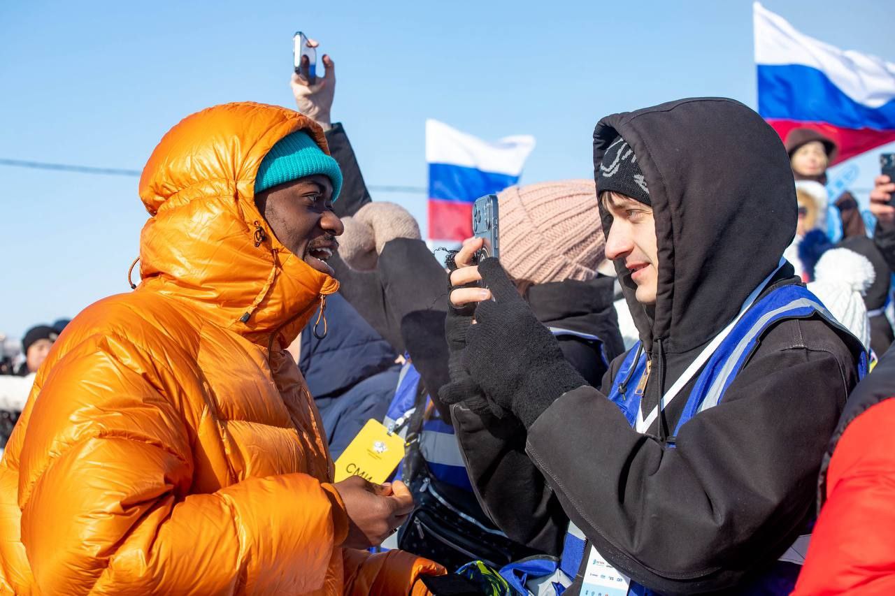 Хоккей, гонки, заплывы в ледяной воде: итоги первого дня #ЗимФестАмур