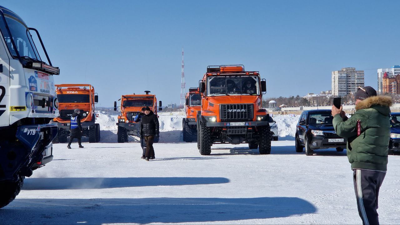 Прямо сейчас на набережной проходят показательные заезды команд "КАМАЗ-мастер" и "URAL Motosport"