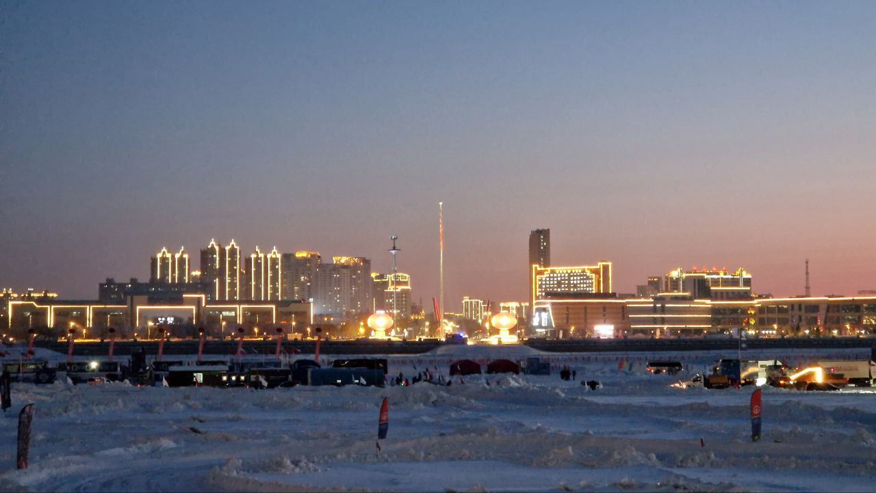 На реке Амур состоялись вечерние показательные заезды гонщиков в рамках #ЗимФестАмур