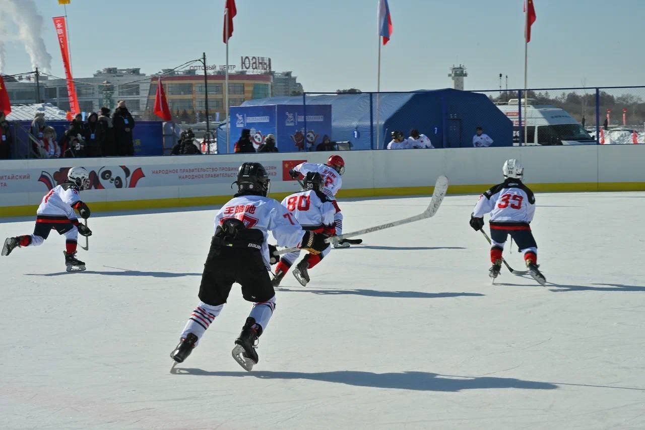 Горячие хоккейные баталии развернулись на льду
