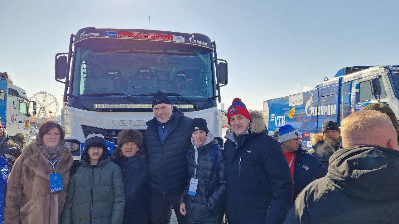 Прямо сейчас на набережной проходят показательные заезды команд "КАМАЗ-мастер" и "URAL Motosport" Прямо сейчас на набережной проходят показательные заезды команд "КАМАЗ-мастер" и "URAL Motosport"