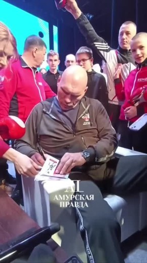 Из разных концов области в Благовещенск приехали юные спортсмены, чтобы увидеть своими глазами и задать вопрос заслуженному мастеру спорта России и многократному чемпиону мира по боксу Николаю Валуеву