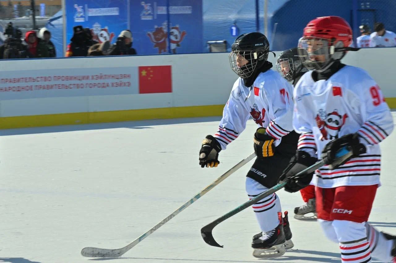 Горячие хоккейные баталии развернулись на льду Горячие хоккейные баталии развернулись на льду