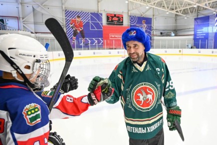 А пока мы все ждём открытия #ЗимФестАмур можно полюбоваться классными кадрами с мастер-класса Даниса Зарипова для хоккеистов Благовещенска