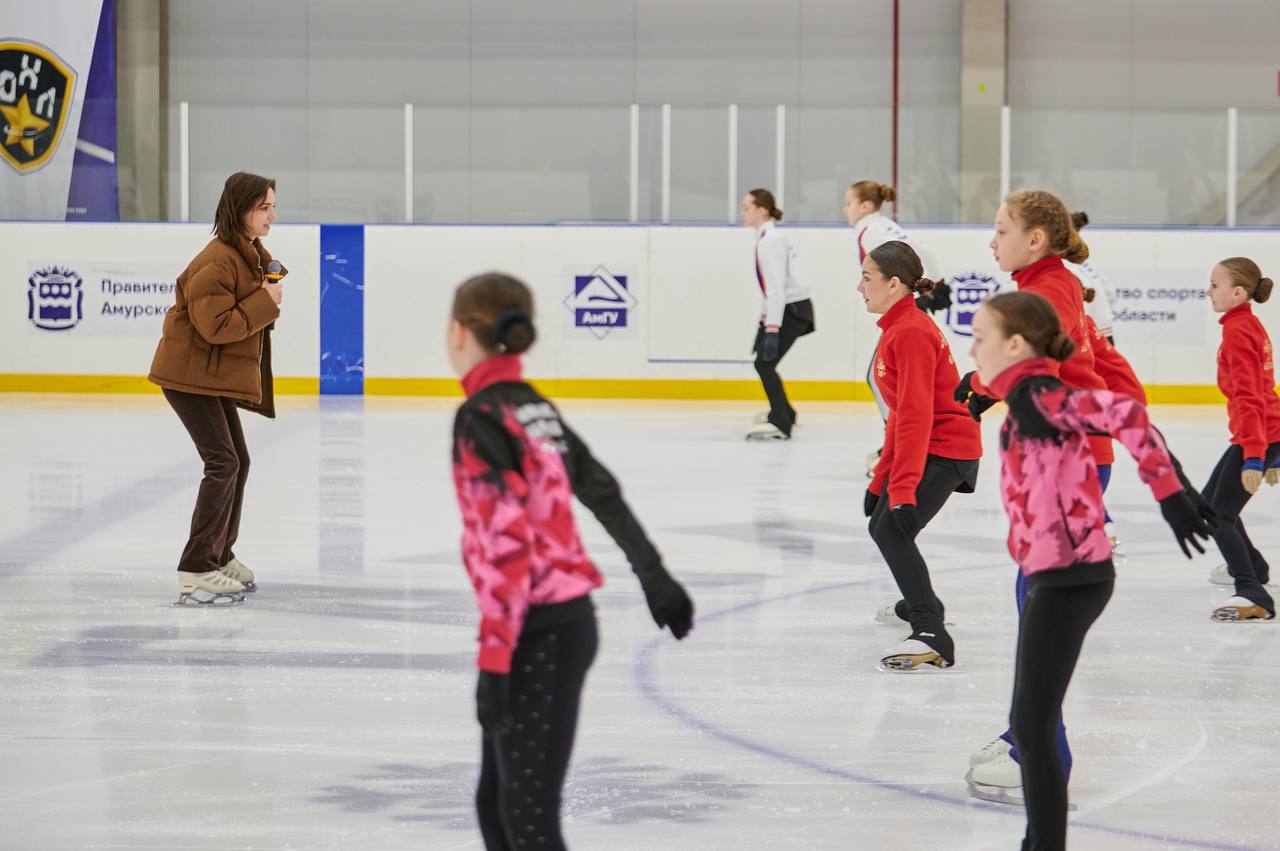 С трапа на лед: Евгения Медведева не успела прилететь на открытие #ЗимФестАмура, но самоотверженно провела мастер-класс для амурских и китайских фигуристов С трапа на лед: Евгения Медведева не успела прилететь на открытие #ЗимФестАмура, но самоотверженно провела мастер-класс для амурских и китайских фигуристов