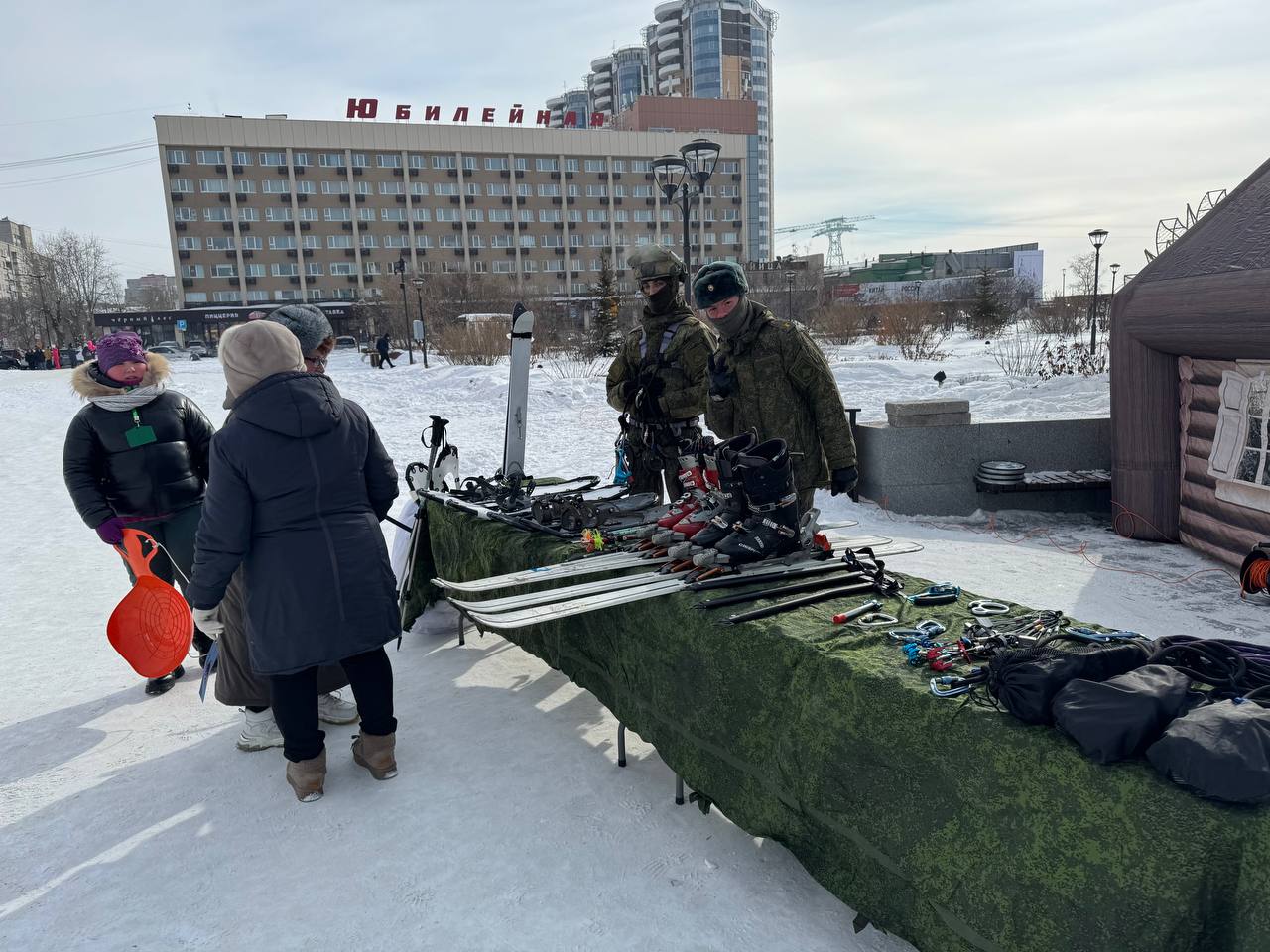 Прокатиться на снегоходе, посетить ретро-музей и пробежаться в гигантских валенках! Жителей и гостей Благовещенска ждут на площади Ленина, на ЗимФестАмуре Прокатиться на снегоходе, посетить ретро-музей и пробежаться в гигантских валенках! Жителей и гостей Благовещенска ждут на площади Ленина, на ЗимФестАмуре