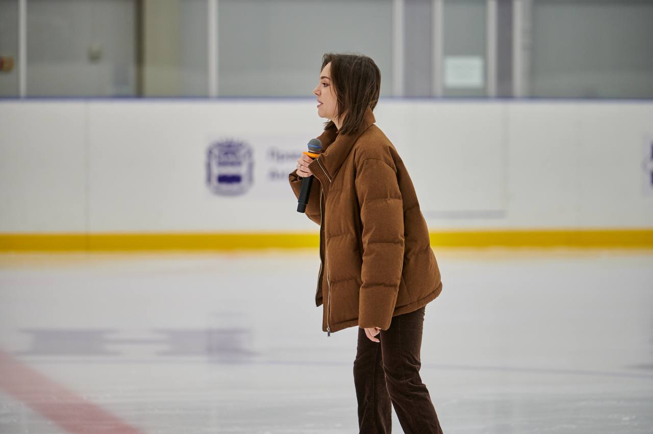 С трапа на лед: Евгения Медведева не успела прилететь на открытие #ЗимФестАмура, но самоотверженно провела мастер-класс для амурских и китайских фигуристов С трапа на лед: Евгения Медведева не успела прилететь на открытие #ЗимФестАмура, но самоотверженно провела мастер-класс для амурских и китайских фигуристов