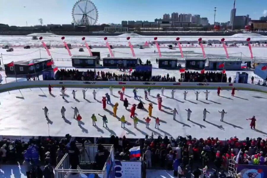 «ЗимФестАмур», день второй: Евгения Медведева, гонки, хоккей и заплывы