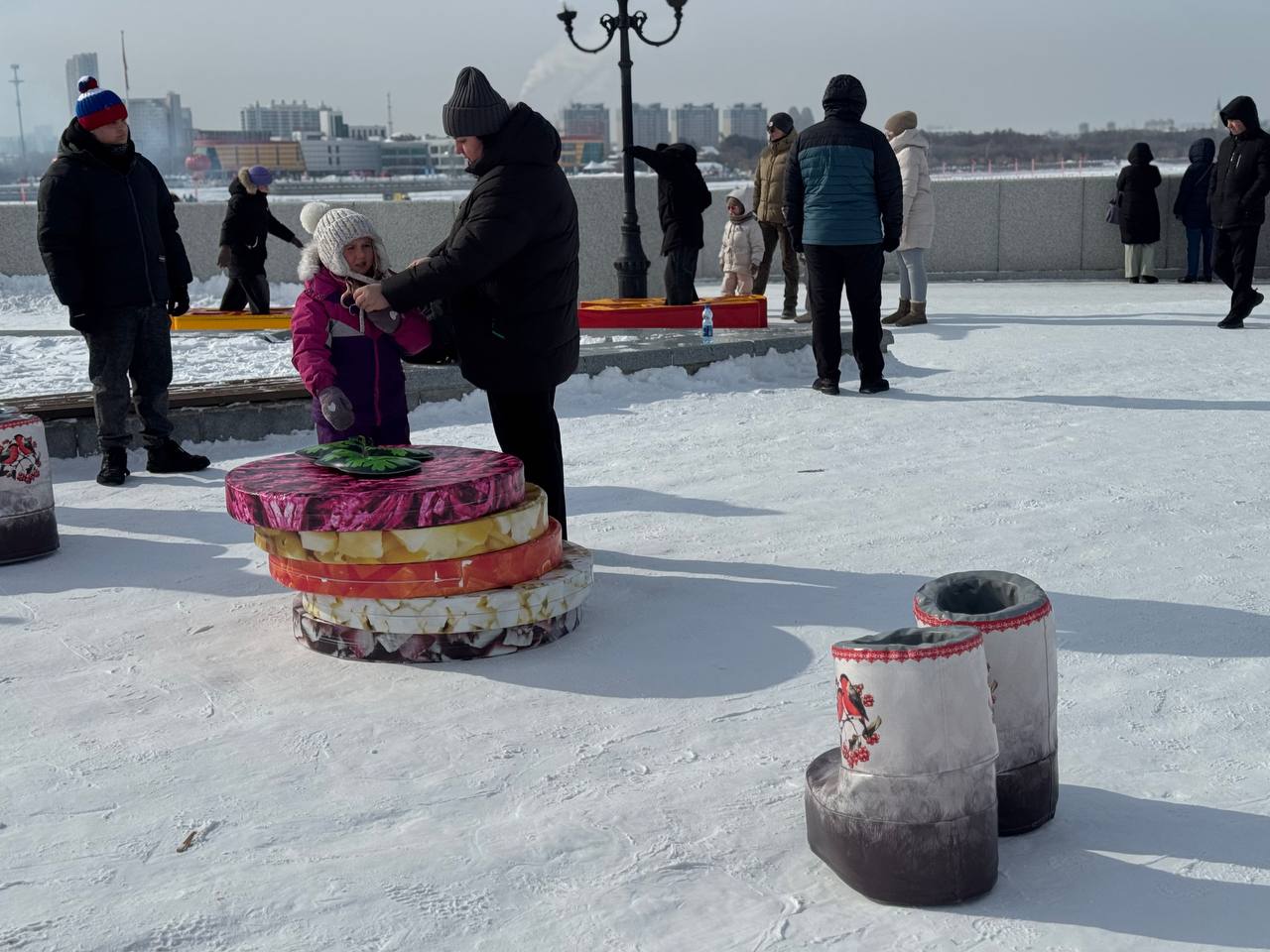 Прокатиться на снегоходе, посетить ретро-музей и пробежаться в гигантских валенках! Жителей и гостей Благовещенска ждут на площади Ленина, на ЗимФестАмуре Прокатиться на снегоходе, посетить ретро-музей и пробежаться в гигантских валенках! Жителей и гостей Благовещенска ждут на площади Ленина, на ЗимФестАмуре