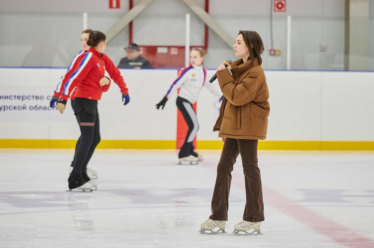 С трапа на лед: Евгения Медведева не успела прилететь на открытие #ЗимФестАмура, но самоотверженно провела мастер-класс для амурских и китайских фигуристов С трапа на лед: Евгения Медведева не успела прилететь на открытие #ЗимФестАмура, но самоотверженно провела мастер-класс для амурских и китайских фигуристов