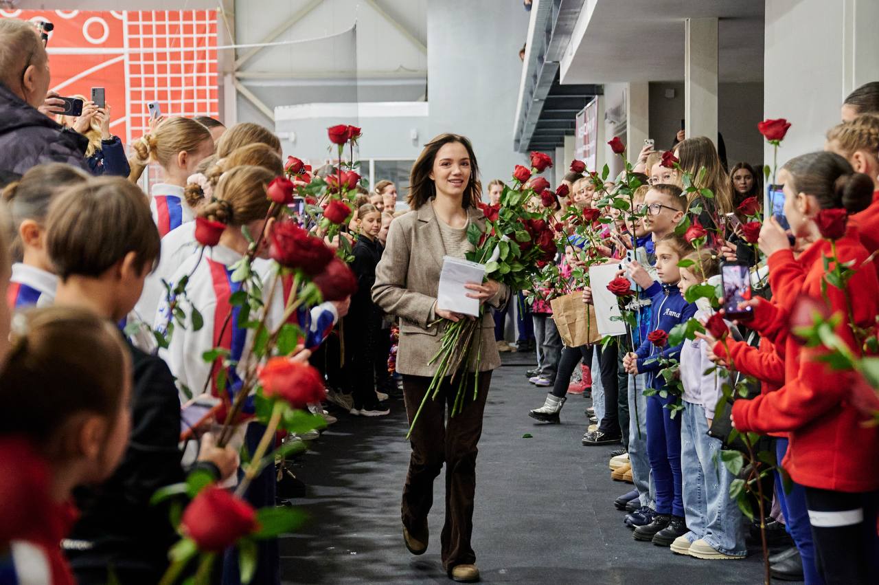 С трапа на лед: Евгения Медведева не успела прилететь на открытие #ЗимФестАмура, но самоотверженно провела мастер-класс для амурских и китайских фигуристов С трапа на лед: Евгения Медведева не успела прилететь на открытие #ЗимФестАмура, но самоотверженно провела мастер-класс для амурских и китайских фигуристов