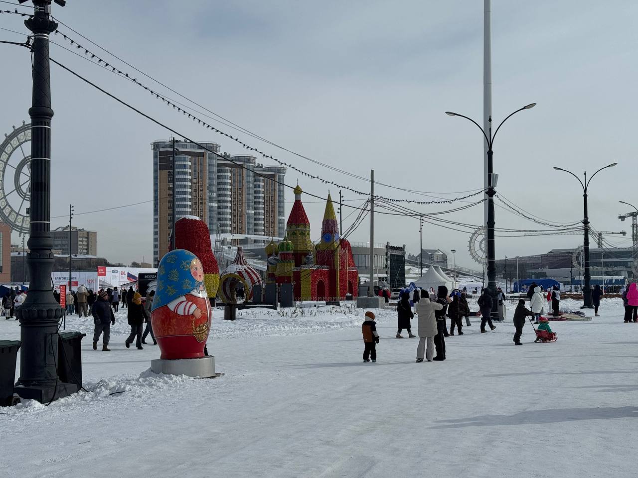 Прокатиться на снегоходе, посетить ретро-музей и пробежаться в гигантских валенках! Жителей и гостей Благовещенска ждут на площади Ленина, на ЗимФестАмуре Прокатиться на снегоходе, посетить ретро-музей и пробежаться в гигантских валенках! Жителей и гостей Благовещенска ждут на площади Ленина, на ЗимФестАмуре