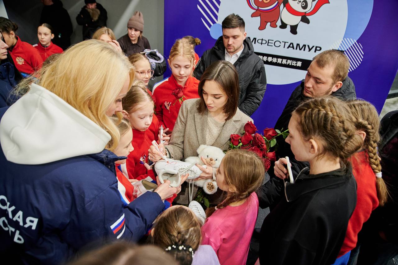 С трапа на лед: Евгения Медведева не успела прилететь на открытие #ЗимФестАмура, но самоотверженно провела мастер-класс для амурских и китайских фигуристов С трапа на лед: Евгения Медведева не успела прилететь на открытие #ЗимФестАмура, но самоотверженно провела мастер-класс для амурских и китайских фигуристов