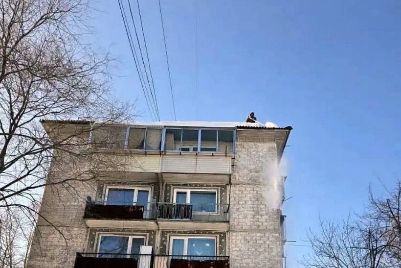 Из-за прогнозируемого потепления в Благовещенске сфокусируются на уборке крыш от снега и сосулек