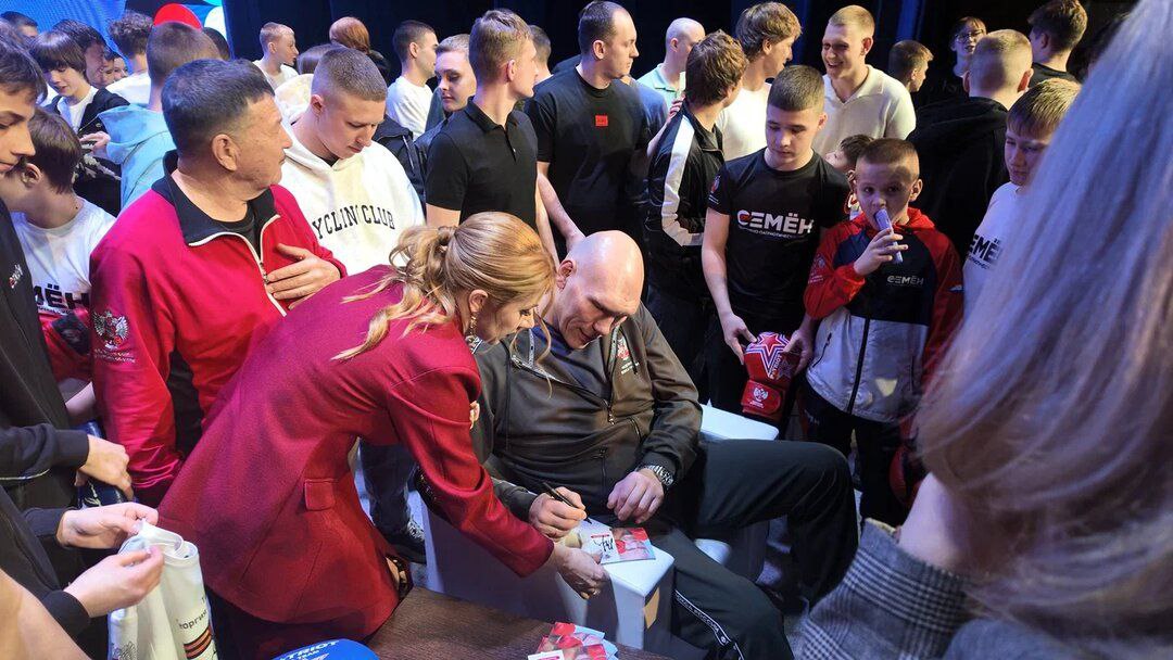 “Против меня соперники выходили драться, как в последний раз”: звезда российского бокса Николай Валуев рассказал спортсменам о коронном ударе, легкой атлетике и книгах “Против меня соперники выходили драться, как в последний раз”: звезда российского бокса Николай Валуев рассказал спортсменам о коронном ударе, легкой атлетике и книгах