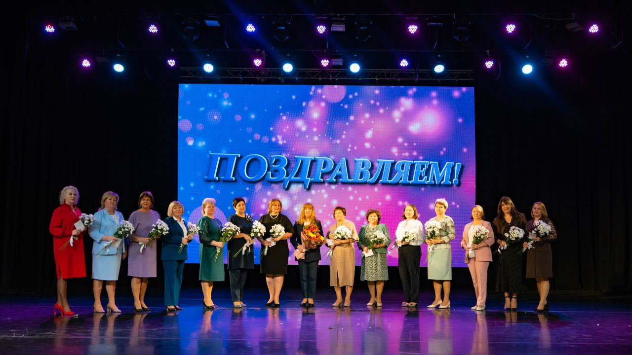 Депутаты Законодательного Собрания Амурской области наградили работников образования Депутаты Законодательного Собрания Амурской области наградили работников образования