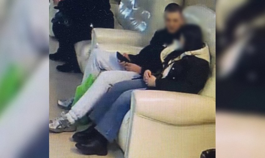 Молодой благовещенец украл дорогой смартфон, забытый на диване в кинотеатре беременной женщиной