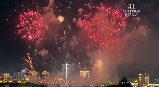 Кадры вчерашнего салюта в честь китайского праздника фонарей