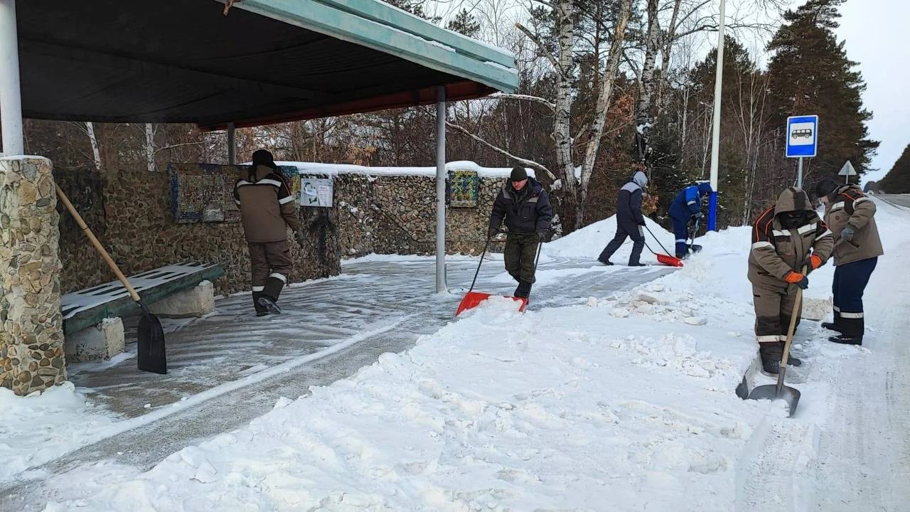 Сотня рабочих и единиц техники вышли на дороги Приамурья для очистки трасс от снега Сотня рабочих и единиц техники вышли на дороги Приамурья для очистки трасс от снега