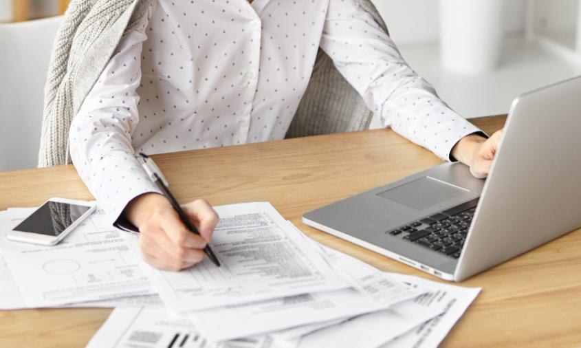 В Приамурье почти на миллион рублей обогатилась кадровик ж/д предприятия на фиктивном сотруднике