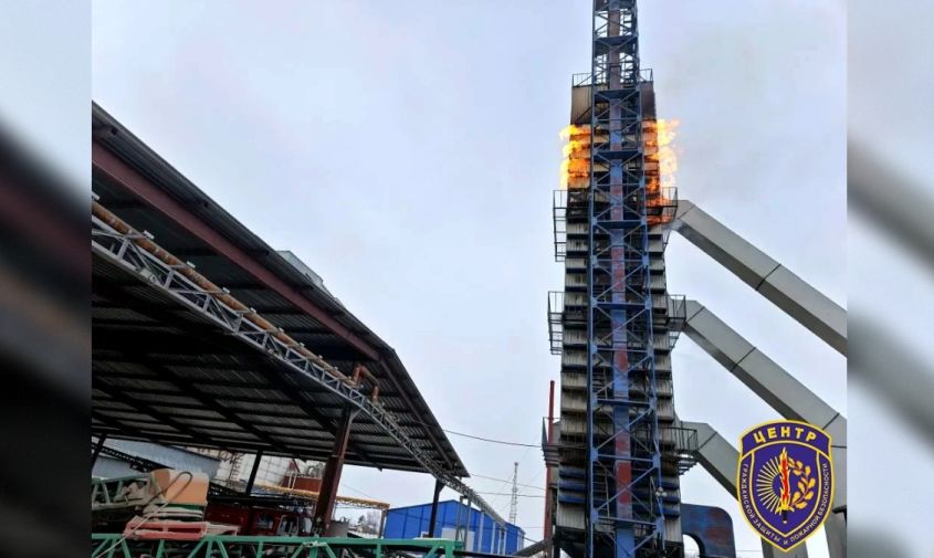 Амурские пожарные спасли от огня 100 тонн кукурузы в загоревшемся зерносушильном комплексе