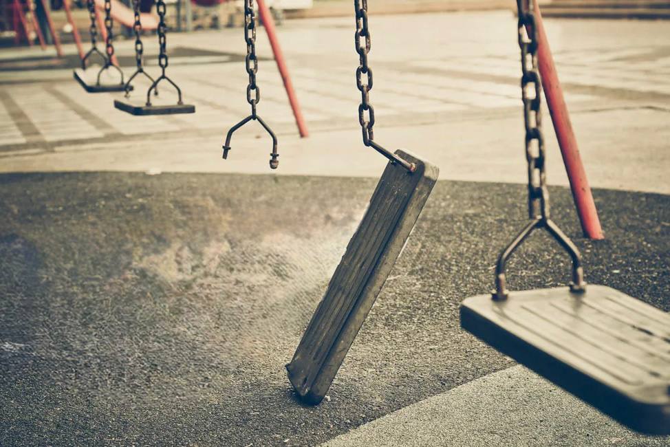 В Ромненском муниципальном округе прокуратура в судебном порядке обязала местную администрацию выплатить компенсацию морального вреда ребенку, пострадавшему в результате обрыва качели