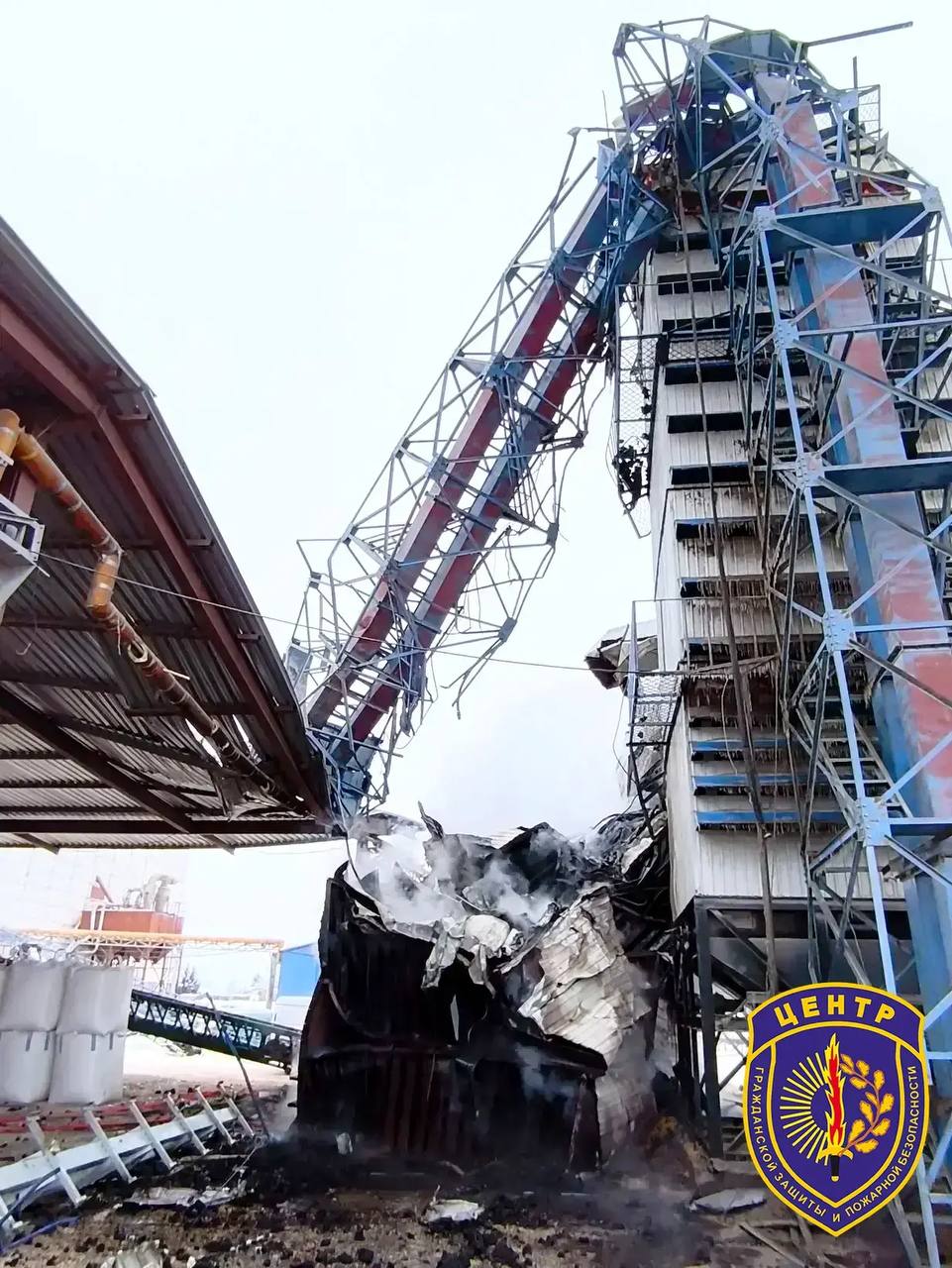 Пожар в зерносушильном комплексе случился сегодня в Тамбовке Пожар в зерносушильном комплексе случился сегодня в Тамбовке