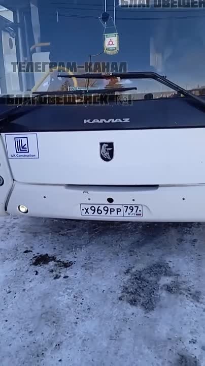 Бросают машины под окнами: проблема парковки в аэропорту Благовещенска волнует не только пассажиров