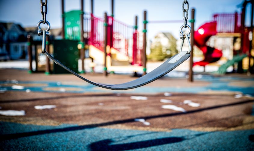 В амурском селе девочке, пострадавшей из-за оборвавшихся качелей, выплатили 150 000 рублей