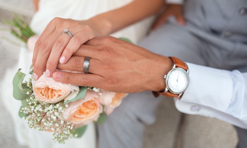 Супруги смогут оформить двойную фамилию сразу при регистрации брака