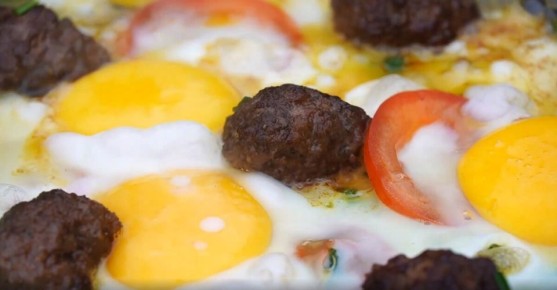 Необычная яичница с фрикадельками: новый взгляд на привычное блюдо