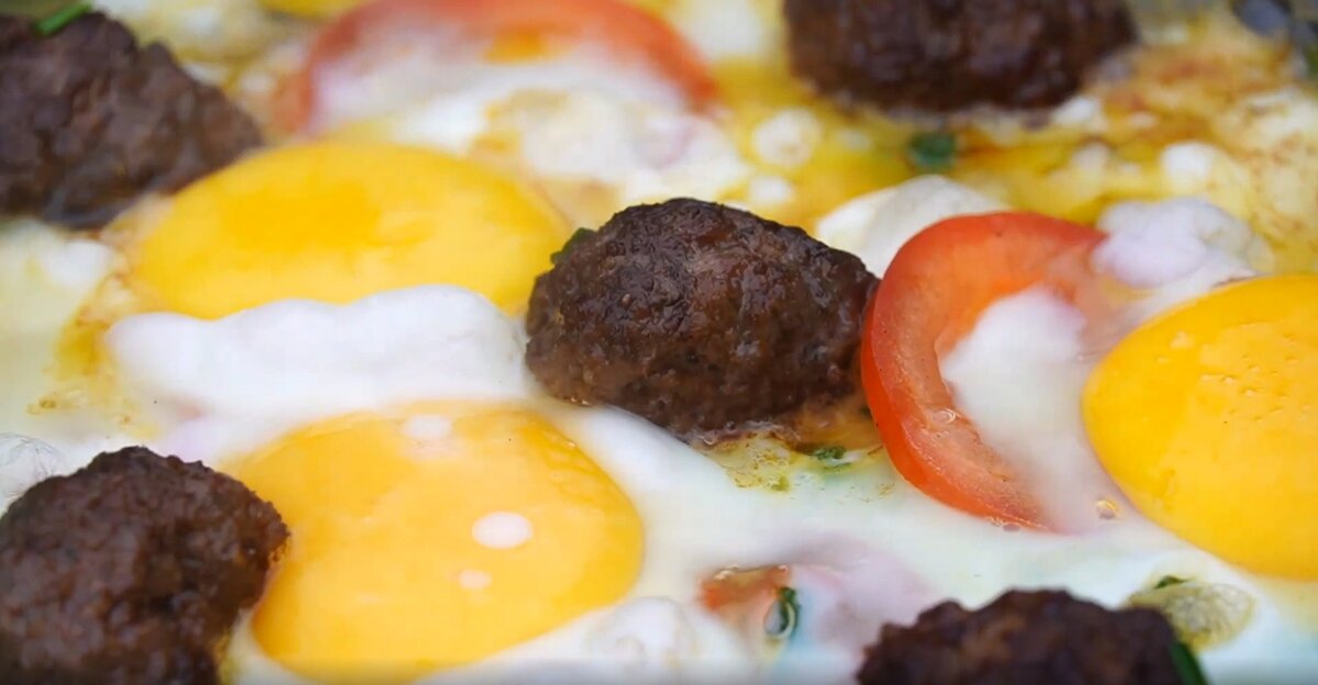 Необычная яичница с фрикадельками: новый взгляд на привычное блюдо