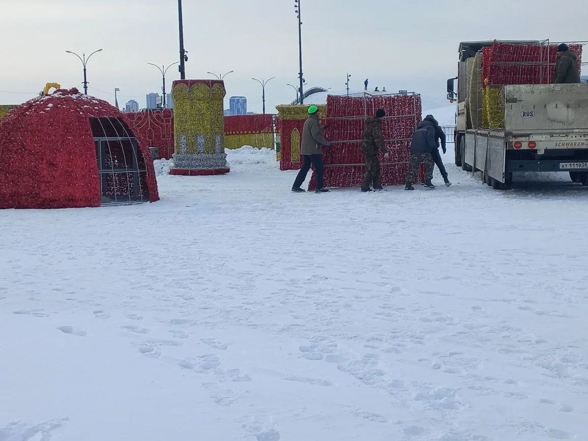 В Благовещенске на набережной Амура начали разбирать Кремль, который устанавливали к новогодним праздникам В Благовещенске на набережной Амура начали разбирать Кремль, который устанавливали к новогодним праздникам