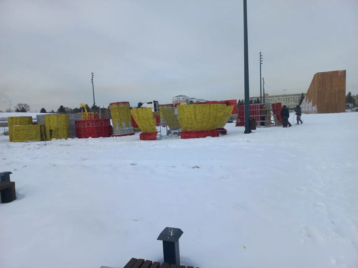 В Благовещенске на набережной Амура начали разбирать Кремль, который устанавливали к новогодним праздникам