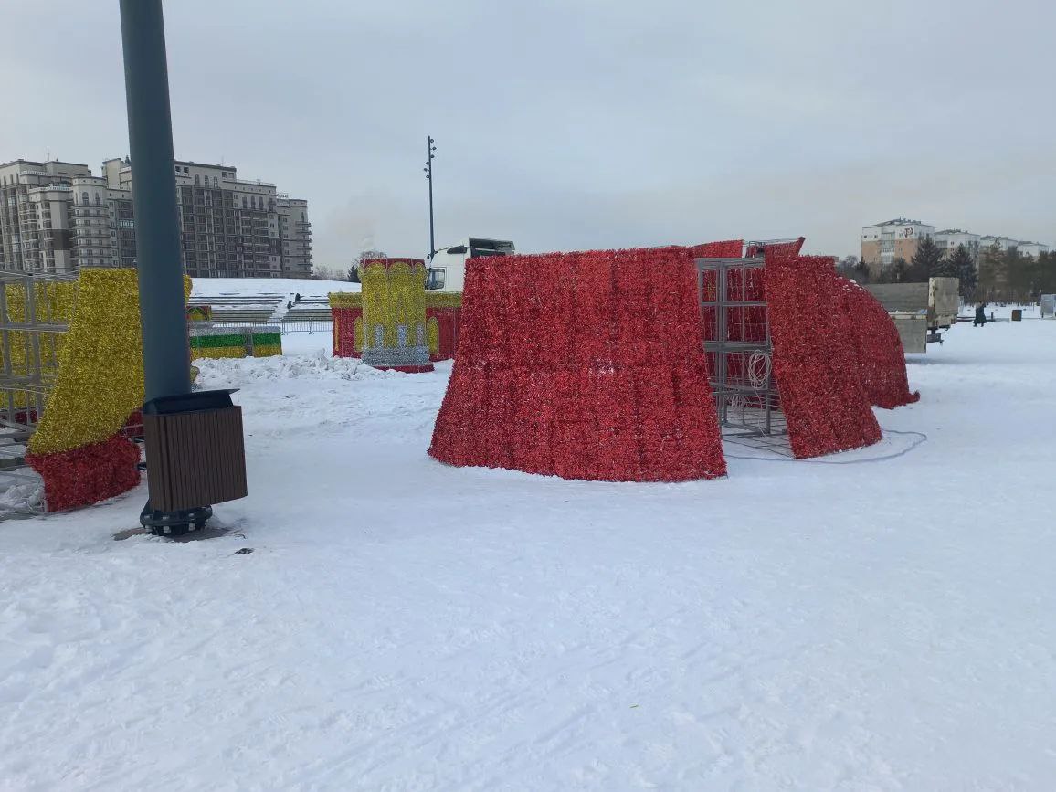 В Благовещенске на набережной Амура начали разбирать Кремль, который устанавливали к новогодним праздникам В Благовещенске на набережной Амура начали разбирать Кремль, который устанавливали к новогодним праздникам