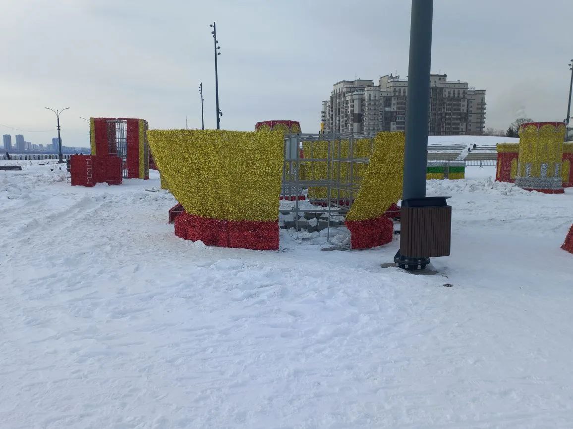 В Благовещенске на набережной Амура начали разбирать Кремль, который устанавливали к новогодним праздникам В Благовещенске на набережной Амура начали разбирать Кремль, который устанавливали к новогодним праздникам