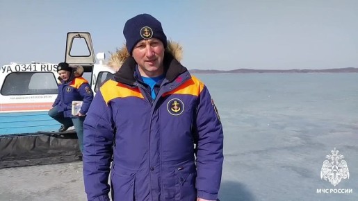Больше 500 человек рыбачили на тонком льду Амурского залива