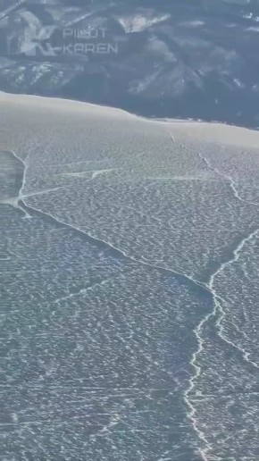 Начнем утро с прекрасного. Красоту известного во всем мире российского озера Байкал с высоты птичьего полета пролетающего самолета показал пилот-блогер одной из крупных авиакомпаний России Карен Новицкий