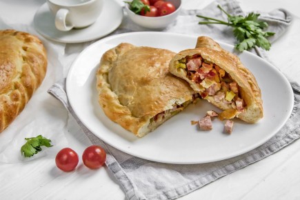 Как приготовить идеальное кальцоне: секреты итальянского пирога с ветчиной и моцареллой