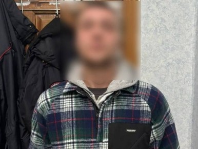 Сломавшего лавочки на «Трибуна Холл» благовещенца задержала полиция