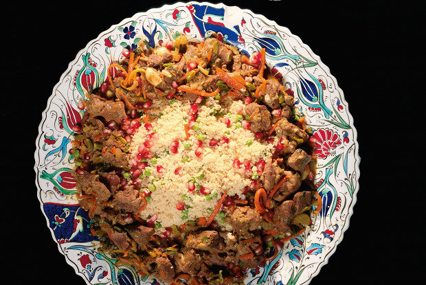 Кускус с бараниной, зеленым горошком и зернами граната