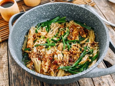 Пряные гребешки: как быстро приготовить эноки с чесноком и специей