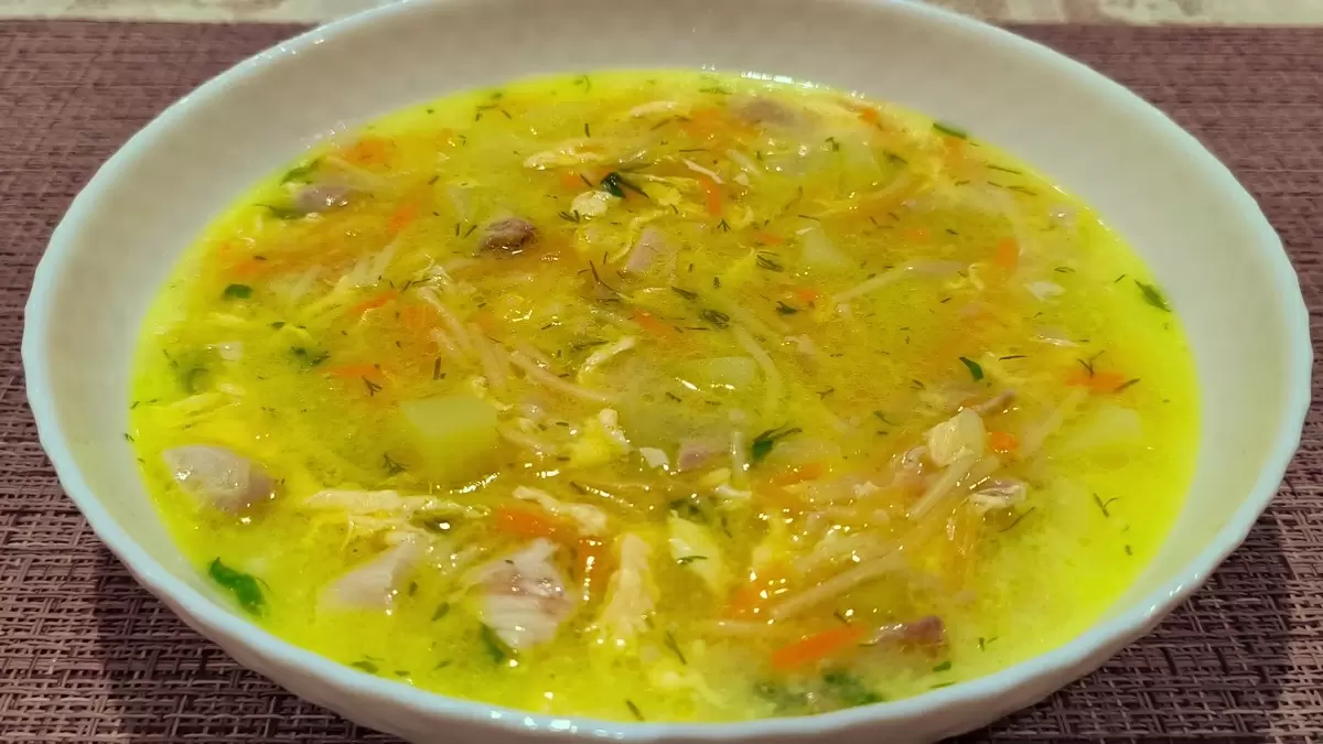 Кудрявый суп: идеальное сочетание куриного бульона, яиц и сыра для уютного ужина