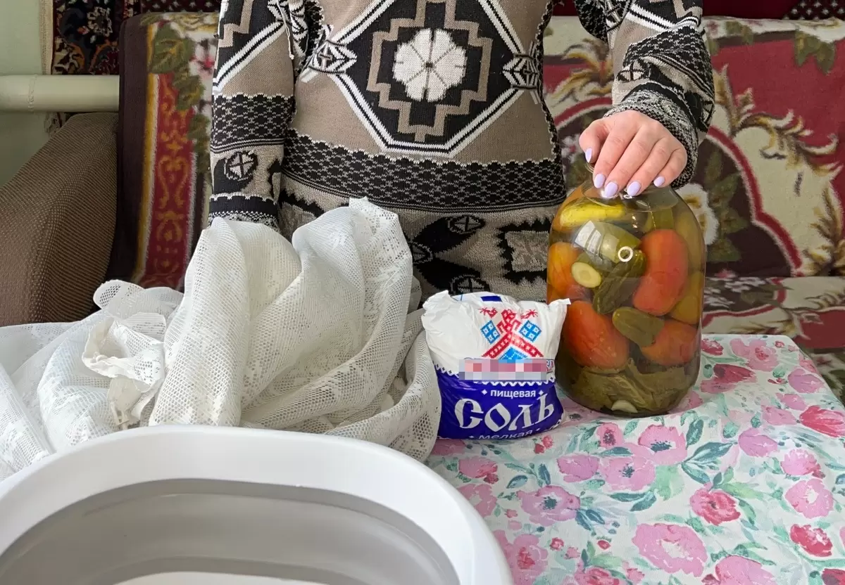 Непривычный метод: как соль помогает вернуть тюлю белизну