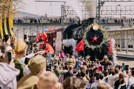 Два ретропоезда «Победа» на паровой тяге сделают остановки на 32 станциях Забайкальской железной дороги в Забайкальском крае и Амурской области в течение 11 дней, сообщили в пресс-службе ЗабЖД