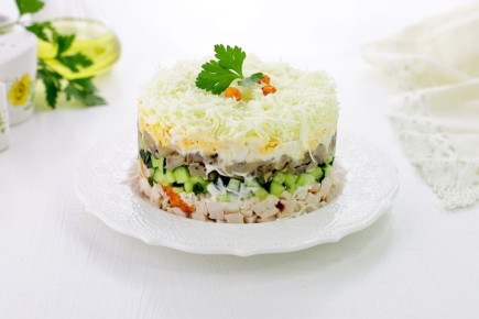 Салат с копчёной курицей и грибами: быстрое решение для ужина